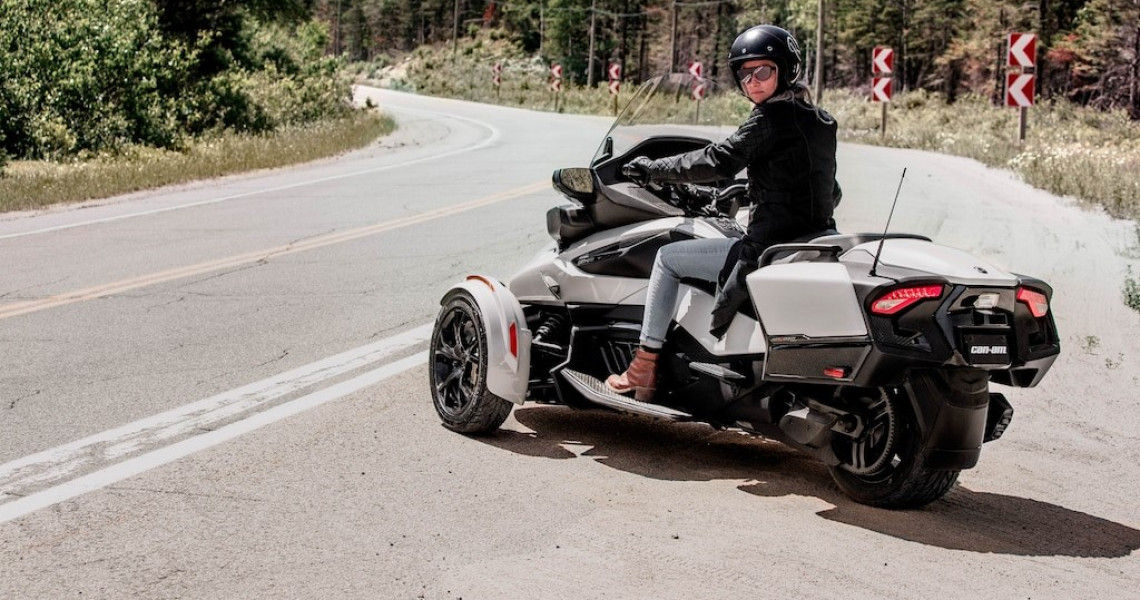 CAN-AM_SPYDER_RT_ON_ROAD